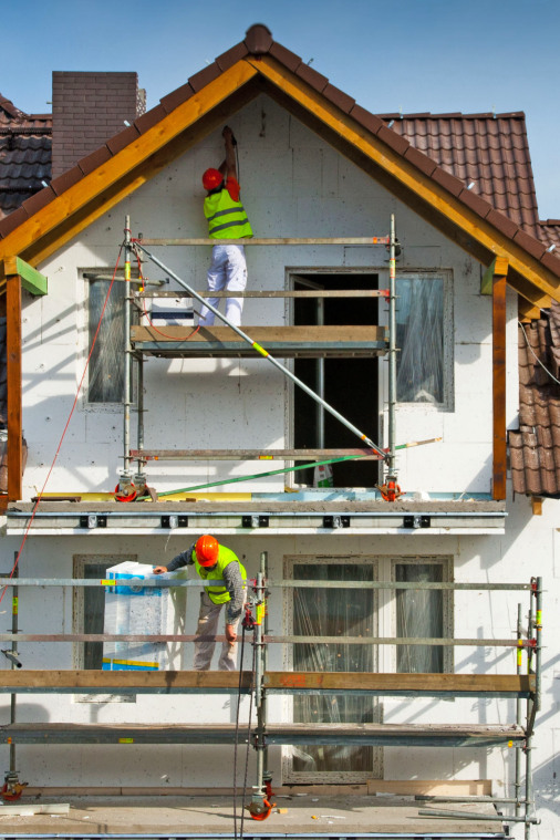 Die Dämmung der Fassade steht bei der Altbaumodernisierung meist an erster Stelle. Foto: djd/IVH/PantherMedia/katdom