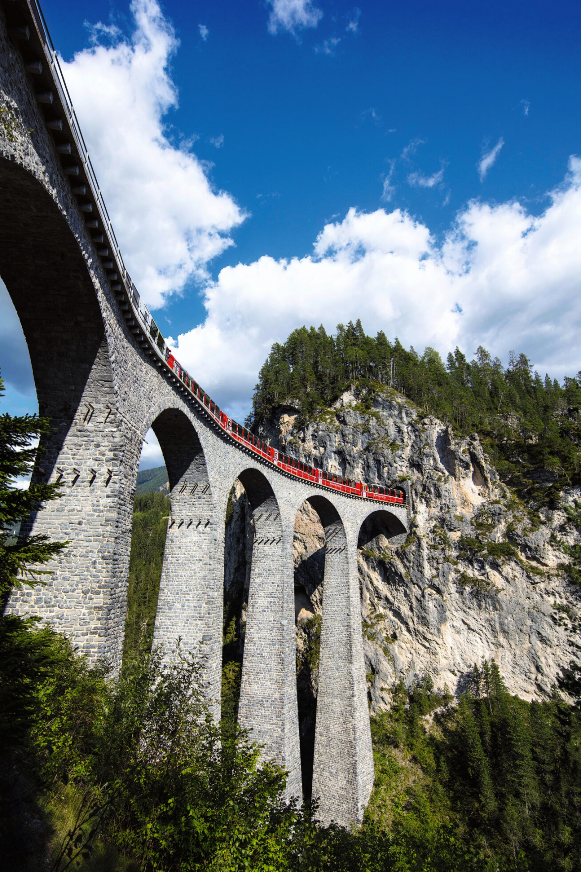 Auch das weltbekannte Landwasser-Viadukt bei Filisur wird passiert. Foto: Rhätische Bahn, Erik Süsskind