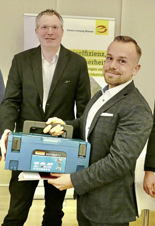 Timo Thomsen (r.) erhielt als Prüfungsbester neben seinem Gesellenbrief auch ein besonderes Präsent überreicht.