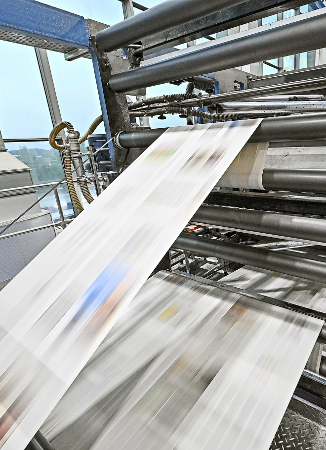 Die Druckmaschinen im Druckzentrum Büdelsdorf arbeiten mit hoher Geschwindigkeit und größter Präzision. Die komplexe Technik kann man bei einer Führung aus nächster Nähe miterleben. Foto: Patrick Sun