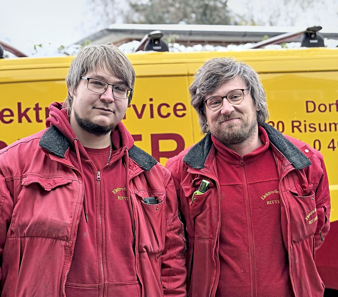 Tischler für die Küchenmontage: Marian Erichsen (li., 13 Jahre im Betrieb) und Jan-Erik Löwner (15 Jahre im Betrieb).