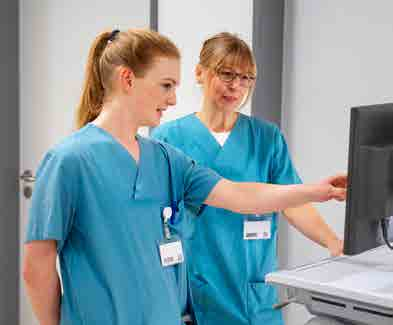 Assistenzärztin Imke Sophie Oostlander (li.), Oberärztin Dr. med. Maike Tuminski (re.)
