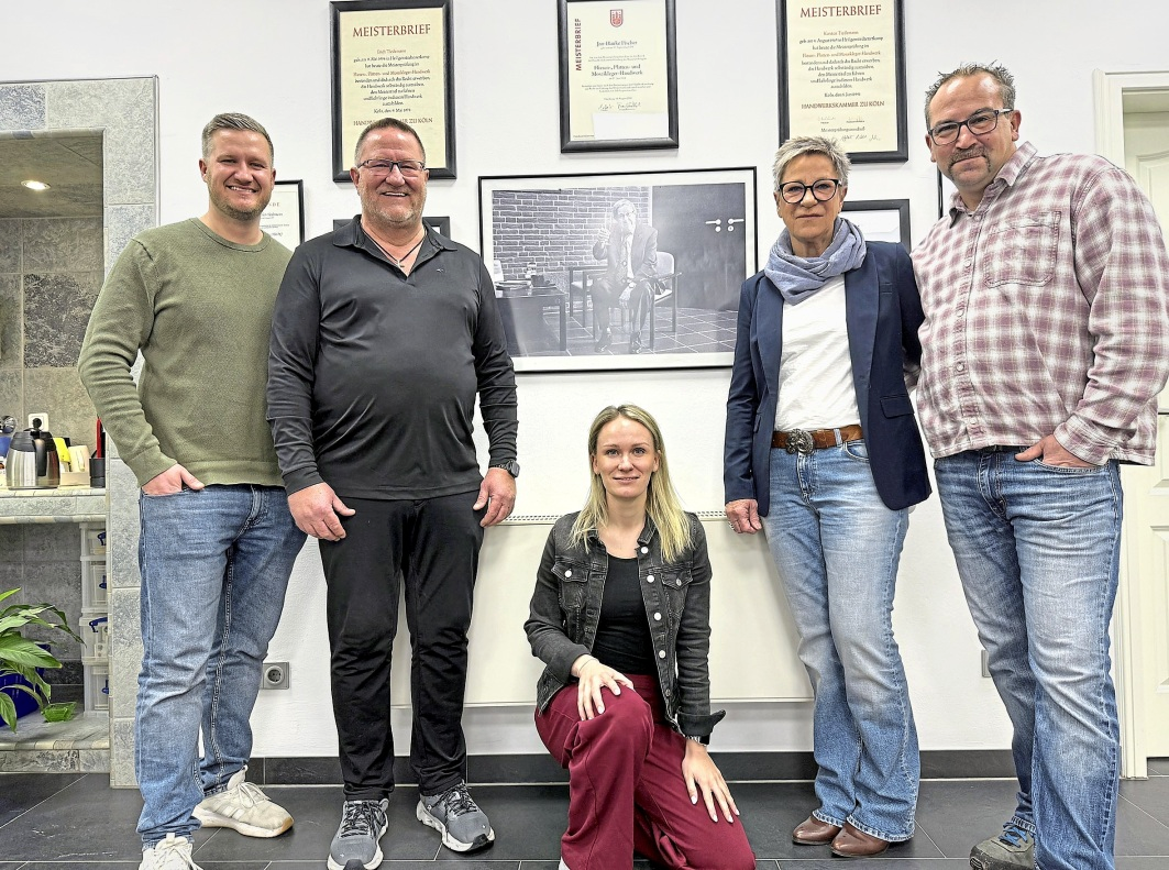 An den Firmengründer „Opa Erich“ erinnert ein großes schwarzweiẞ Foto an der Wand – ihm haben Finn Tiedemann, Karsten Tiedemann, Neele Tiedemann sowie Silke Fischer-Tiedemann und Jan-Hauke Fischer vieles zu verdanken.
