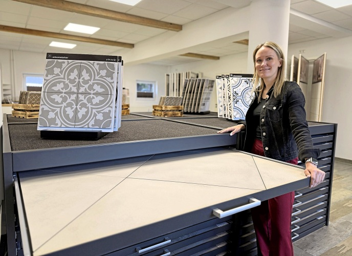 Neele Tiedemann freut sich, Kunden eine große Auswahl an Fliesen, Mosaiken, Platten und Natursteinen präsentieren zu können.