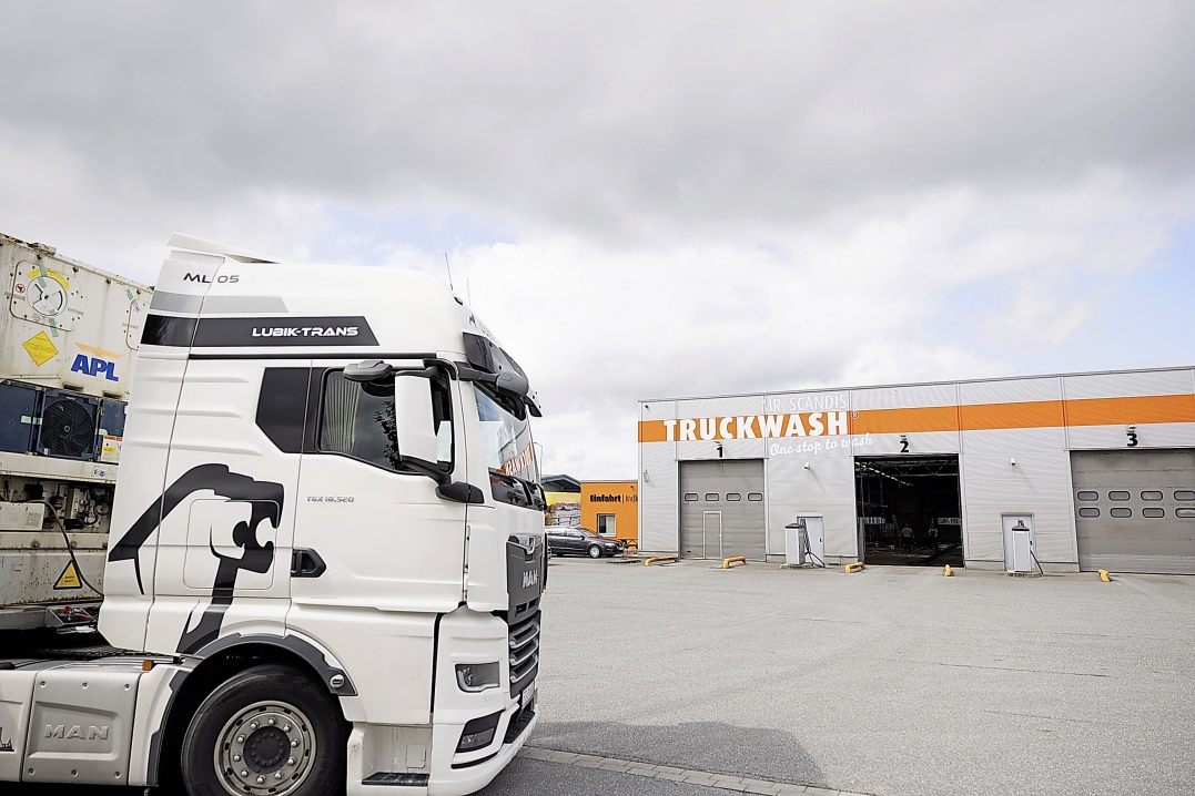Der Truckwash im ScandiPark bietet professionelle Reinigung für Lkw, Busse und Reisemobile.