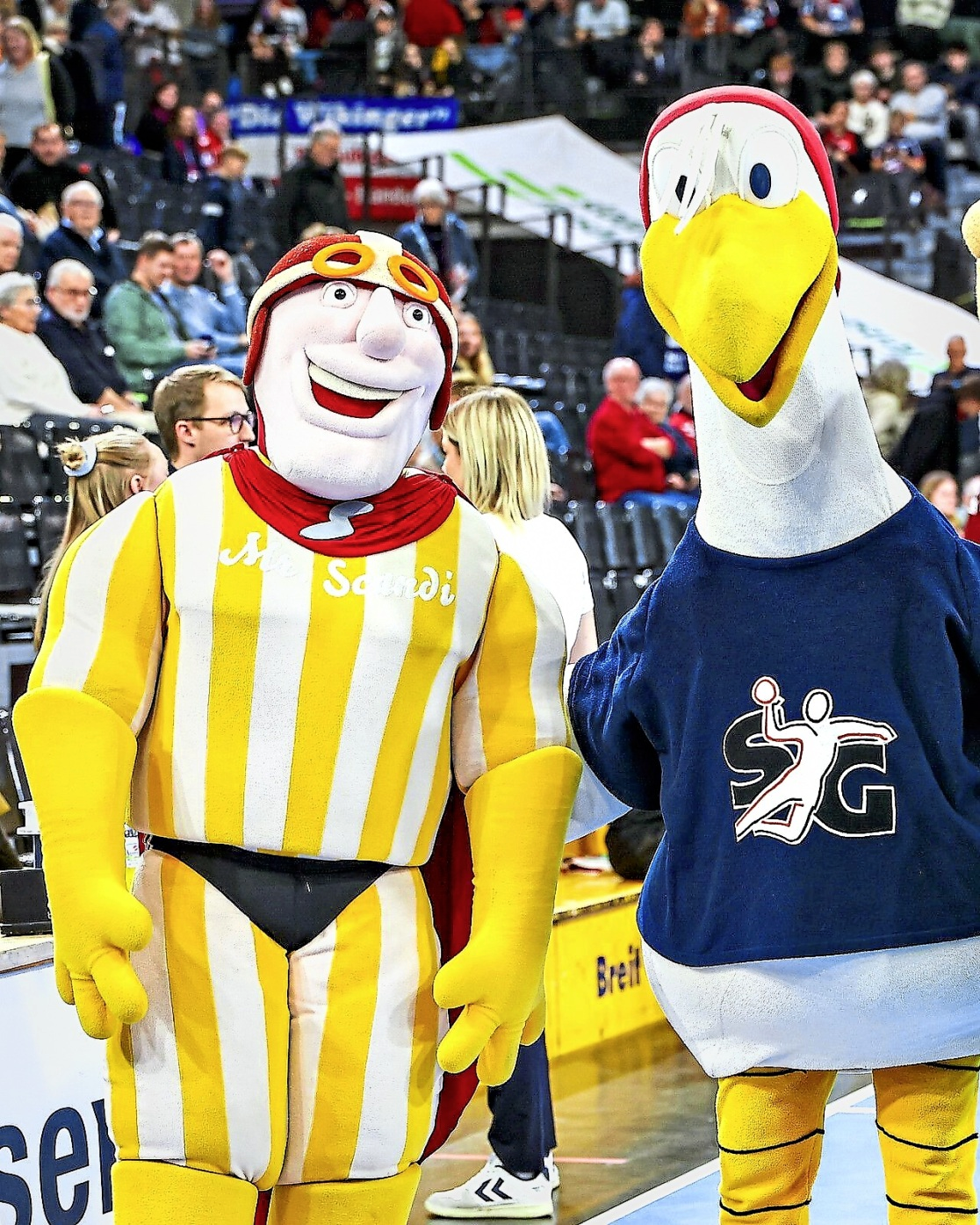Mr. Scandi und „SiGi“, das Maskottchen der SG Flensburg-Handewitt, stehen gemeinsam für Teamgeist und Verbundenheit im Norden.