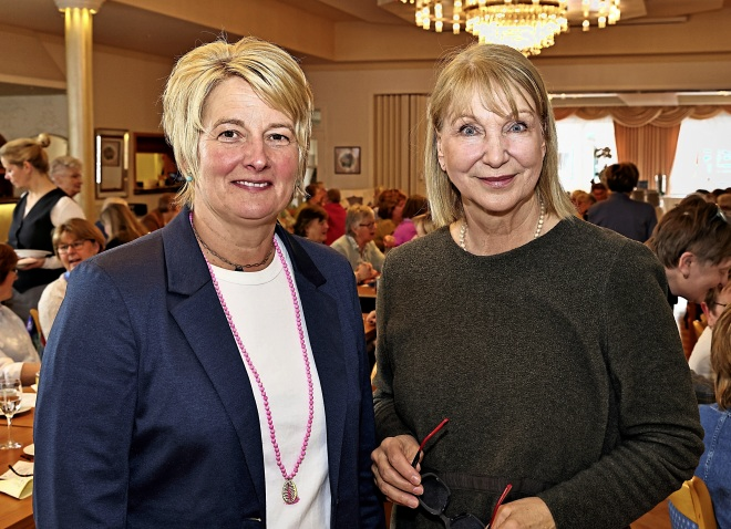 Die Vereinsvorsitzende Karina Stäker (links) mit der Filmschauspielerin und Gastrednerin Sabine Kaack.