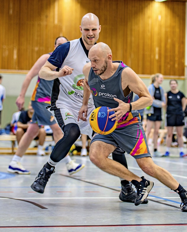 Die Eagles-Coaches Timo Völkerink (vorn) und Max Rockmann im direkten Duell.
