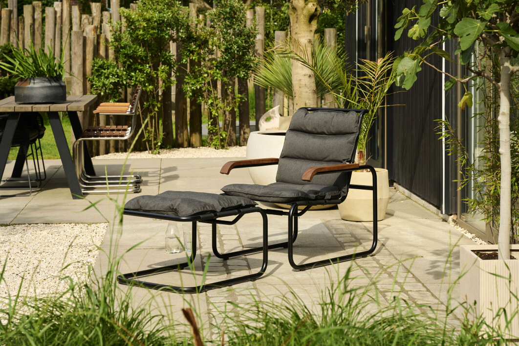Freiluftvariante eines Klassikers: Der frei schwingende Stahlrohrsessel wird für zusätzlichen Komfort mit einem passenden Fußhocker ergänzt. Foto: Thonet