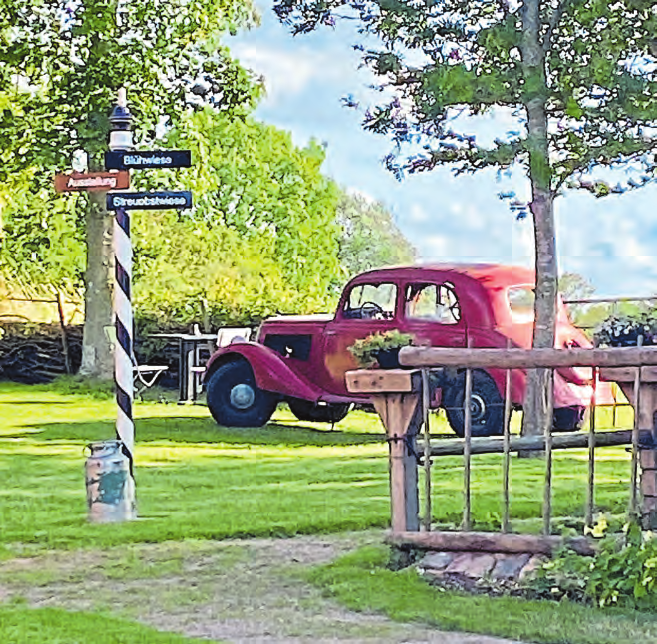 Auch im Gartenbereich stehen stilecht einige Oldtimer.