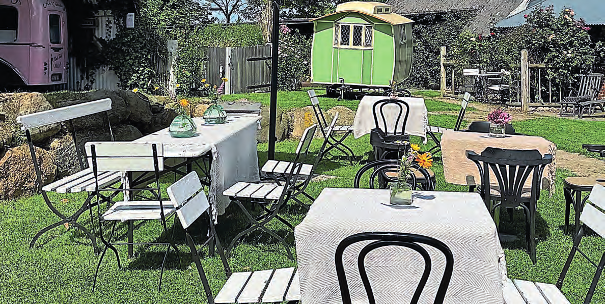 Kaffee und Kuchen können Besucher hier im gemütlichen Hofgarten genießen.