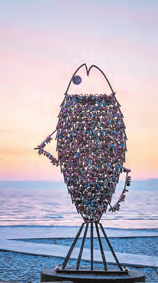 Der Liebes-Fisch bekommt Gesellschaft: Die neue Metallskulptur in Form eines Eichhörnchens in der Stadt Eckernförde ist bereit für neue Schlösser und Liebesbeweise.