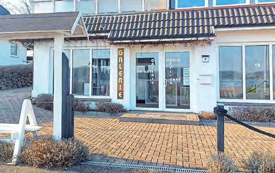 Die Galerie von Mario Enke liegt idyllisch am Schleiufer gegenüber der Lindaunisbrücke und steht auch für Besucher offen.