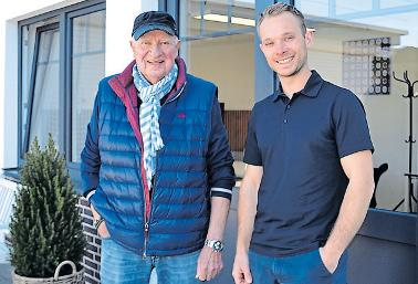 Generationen am Bau: Moritz Baars (rechts) und Heino Baars stehen für die Verbindung aus jahrzehntelanger Erfahrung und modernem Handwerk. Foto: Natascha Thölen