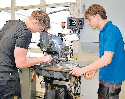 Vom ersten Handgriff zur eigenen Lösung: Adrian Söhl und Armin Brajic arbeiten sich im ersten Lehrjahr gemeinsam an die perfekte Bedienung einer Fräsmaschine heran – ein Beispiel für Ausbildung, die Verantwortung überträgt.