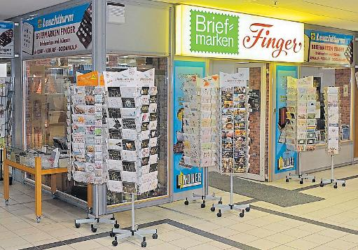 Briefmarken Finger im Elmshorner CCE ist seit 45 Jahren Anlaufpunkt für Sammler von Münzen und Briefmarken.