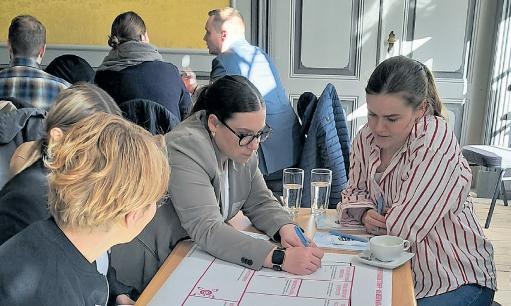 WEP Workshop „Unternehmensnetzwerk Fachkräfte“: Wie lassen sich Fachkräftetalente begeistern und halten? Teilnehmende kategorisieren ihre Ideen dazu. Foto: WEP