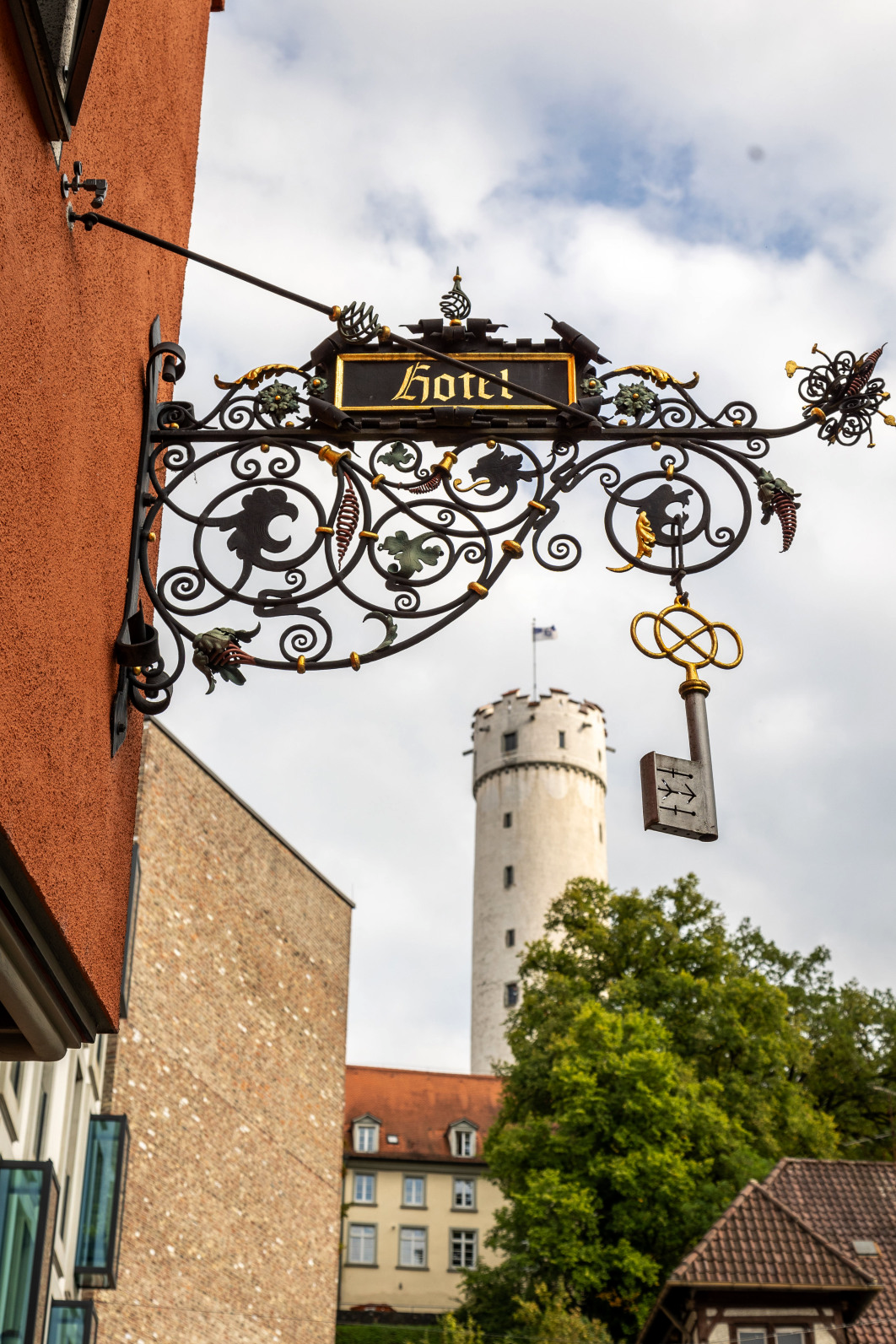 Von zentralen Stadthotels aus kann man Ravensburg auf kurzen Wegen erkunden. Im Hintergrund das Wahrzeichen der Stadt, der „Mehlsack“. Foto: djd/Stadt Ravensburg Tourist Information/Goeppel