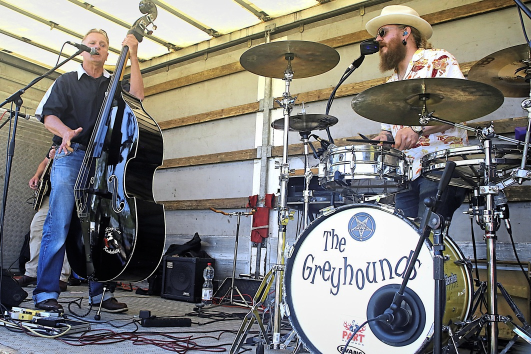 Sorgen für gute Stimmung: Die Greyhounds mit ihrer Rockabilly-Musik.