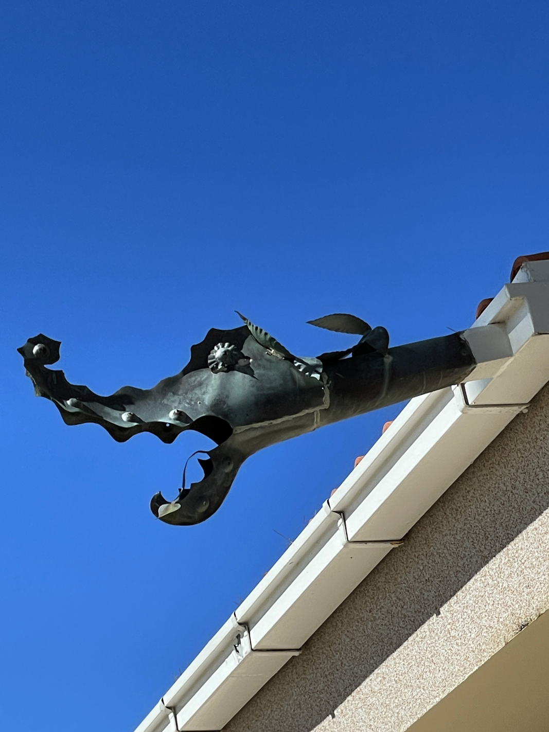 Sogenannte Wasserspeier als Notüberlauf können durchaus handwerkliche Kunstwerke sein.