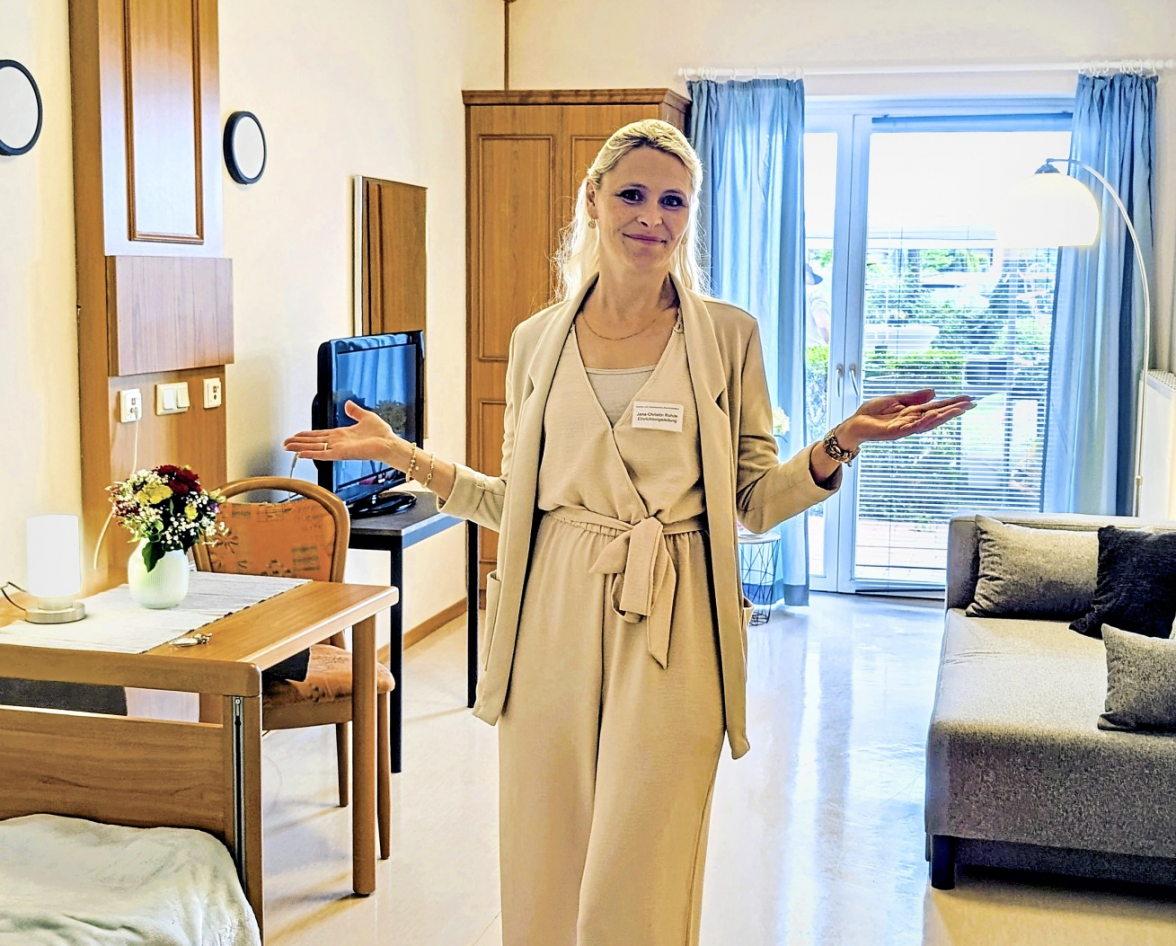 Individuell einrichtbar: Jana Rohde steht in einem gemütlichen Zimmer im Bereich der Jungen Pflege.
