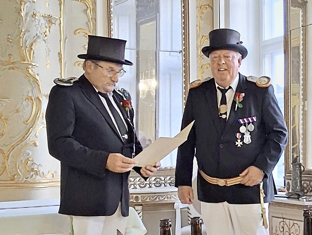 Gildeschreiber Jürgen Pruter (I.) blickt mit Hauptmann Norbert Hintz freudig auf die bevorstehenden Festtage.