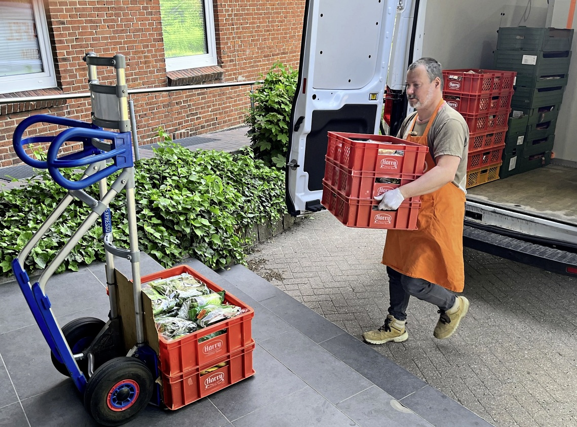 Thorsten Junge nimmt die Ware vom Lieferanten in Empfang.
