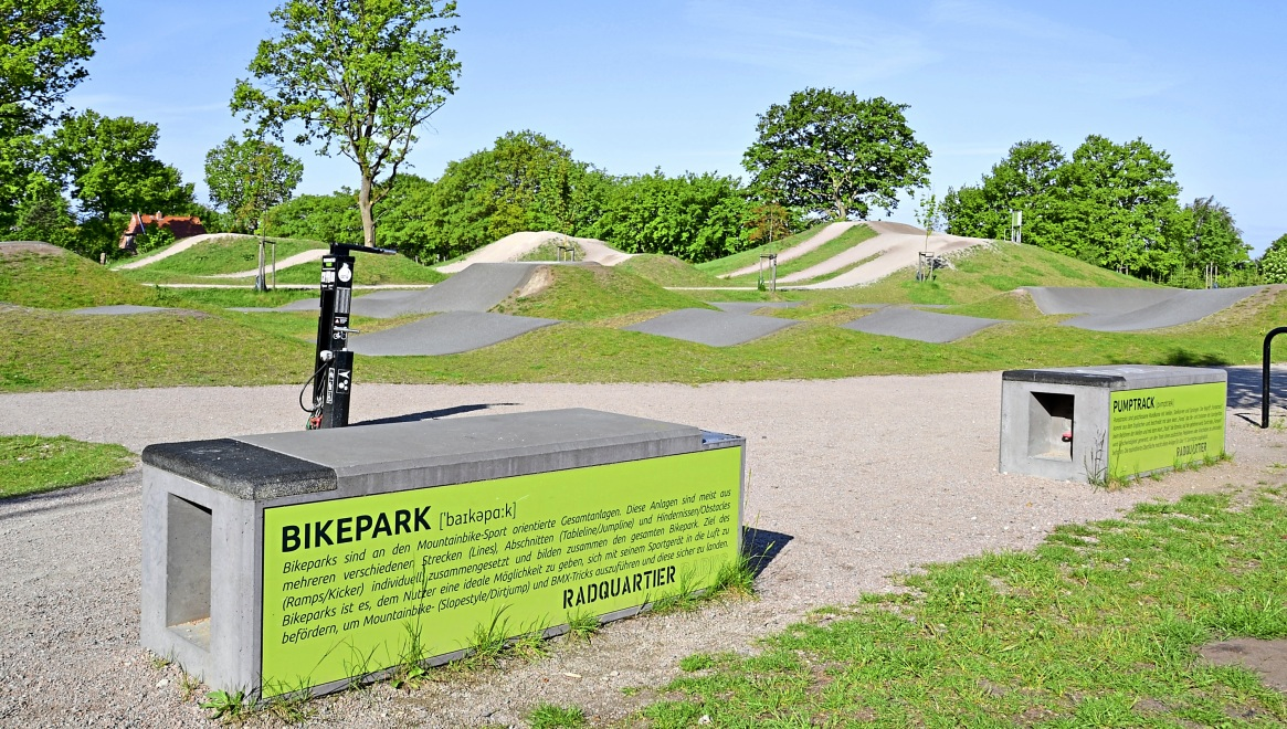 Der Bikepark in Rellingen: Zwei Pumptracks, ein Dirt-Bikepark und ein Skatepark bieten Platz für große und kleine Nutzer von Laufrädern, Mountainbikes, BMX-Rädern oder Skateboards.