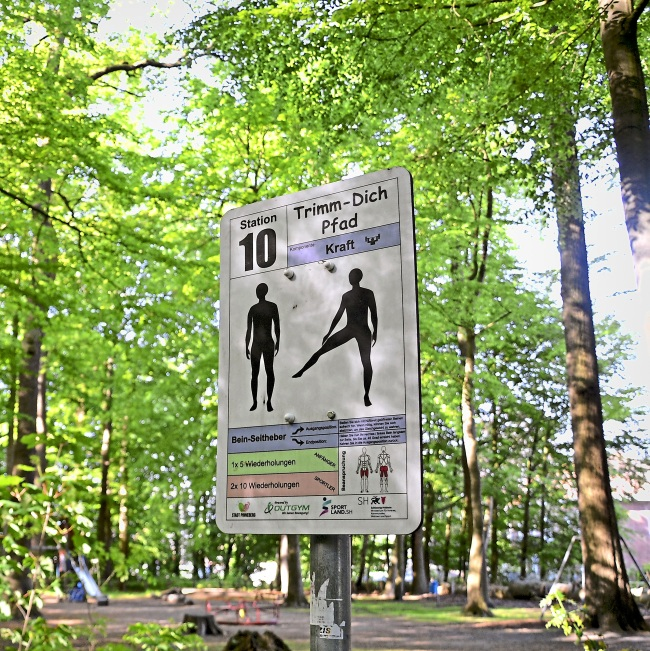 Mitten im Pinneberger Fahlt lädt der Trimm-dich-Pfad dazu ein, aktiv zu werden - im Sommer schattig und kostenfrei.