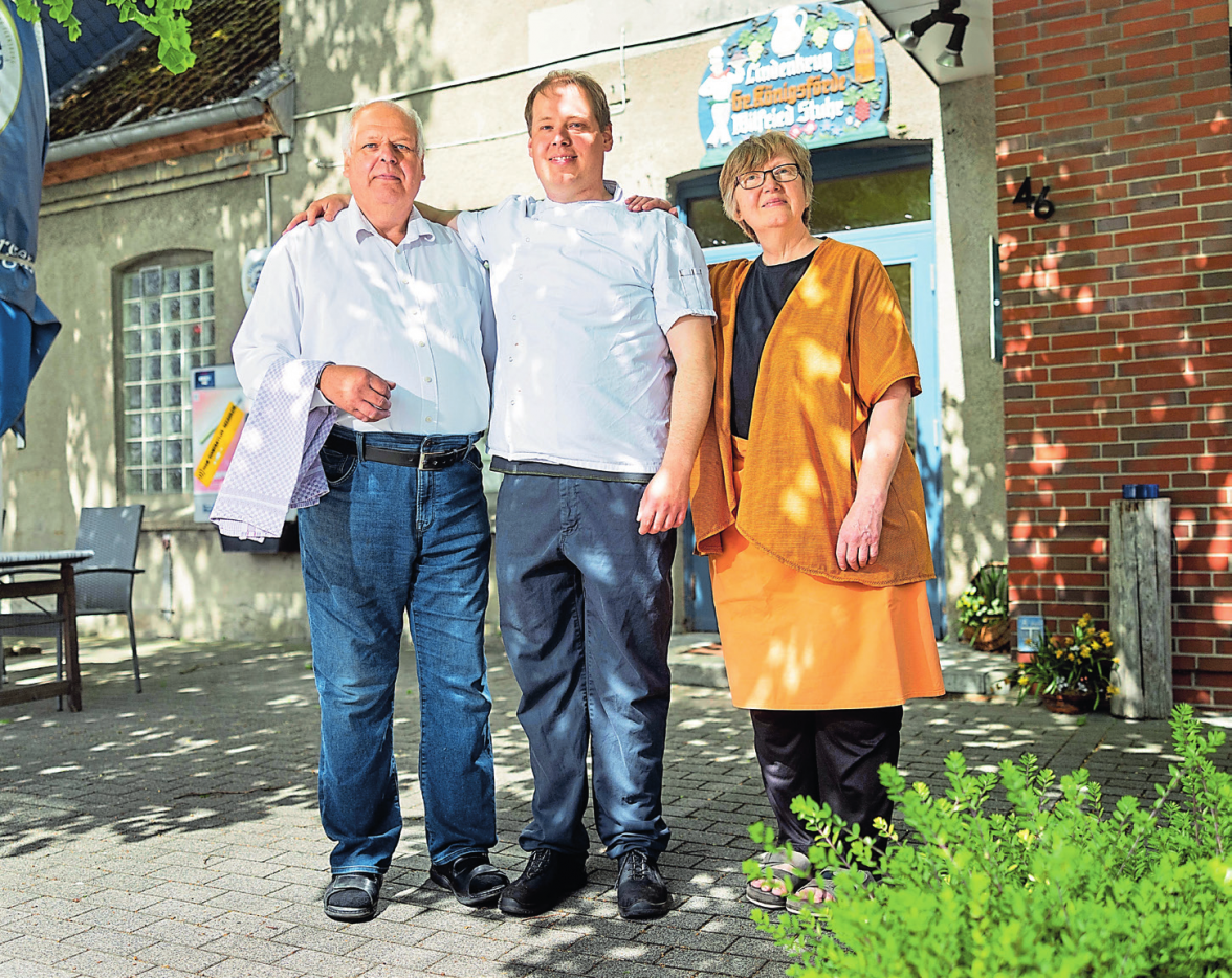 Ein echter Familienbetrieb, in dem alle mit anpacken: Holger Stuhr und Ehefrau Susanne sowie Sohn Steffen Suhr. FOTO: MICHAEL STAUDT