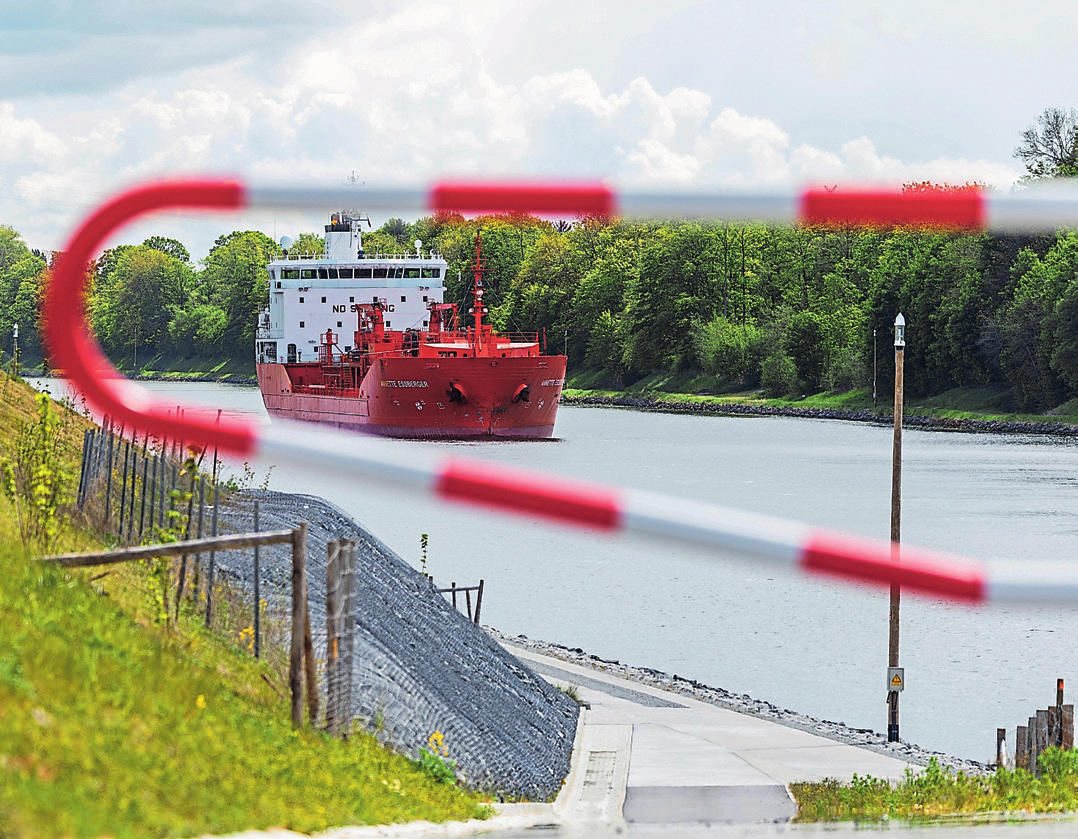 Der Ausbau der Oststrecke hatte auch den Neubau von Böschungen und Wegen zur Folge, hier der Blick vom Grundstück des Gasthofes Lindenkrug. FOTO: MICHAEL STAUDT