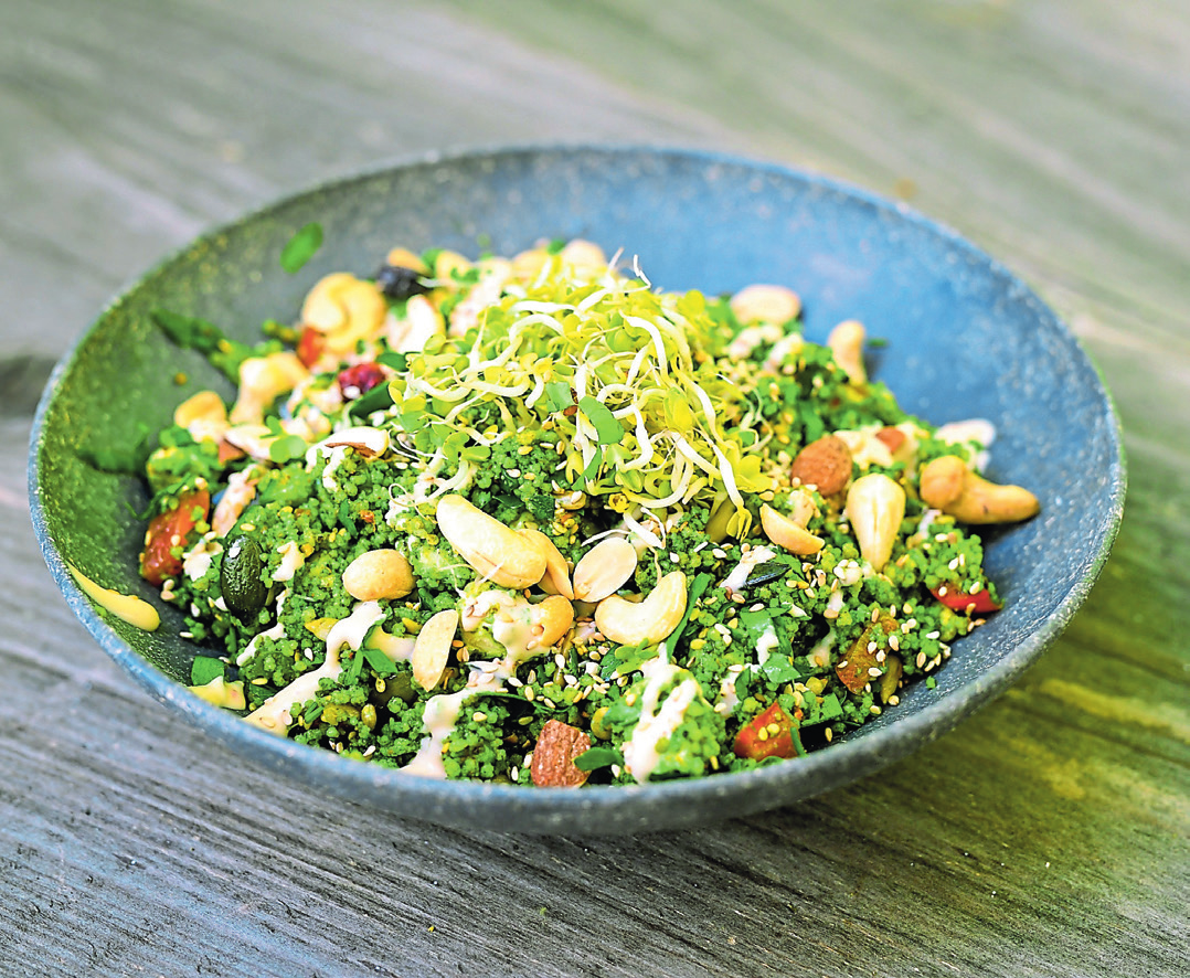 Der Couscous-Salat ist leicht, frisch und trotzdem sättigend, findet Anna Zimmer. FOTO: MOXXI
