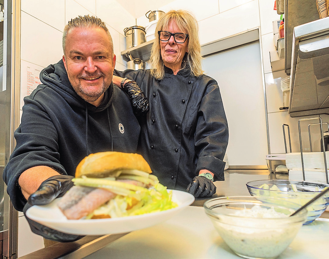 Imbissbetreiber Holger Petersen und seine Mitarbeiterin Ulrike Schultz schwören auf Matjesbrötchen mit selbstgemachter Sauce nach Familienrezept. FOTO: MICHAEL STAUDT