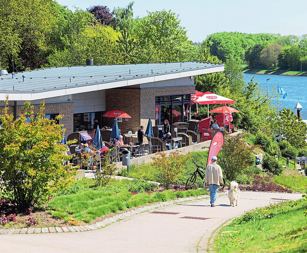 Der Imbiss Sehestedt punktet mit einer Terrasse mit direktem Blick auf den Kanal. FOTO: MICHAEL STAUDT