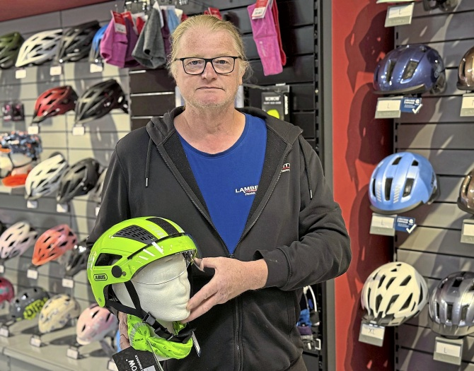 Auf Sicherheit setzt auch Frank Lamberty persönlich und bietet daher eine große Auswahl an Fahrradhelmen für Groß und Klein an.