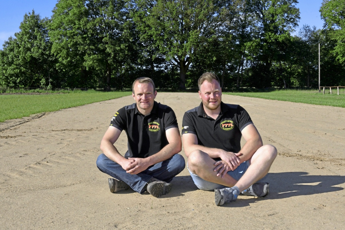 Stefan Schumacher (links) und Mirco Schaefer vom Trecker Treck Team Lutzhorn sitzen auf der neu angelegten zweiten Bahn, die am 13. Juni erstmals von den Schleppern durchpflügt wird. Foto: Michael Bunk