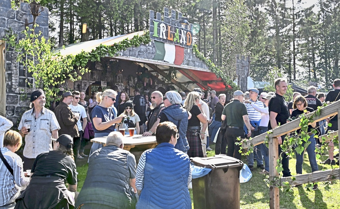 Eine bunte Meile internationaler Gastronomiestände wartet auf die Besucher. Foto: Kristina Mehlert
