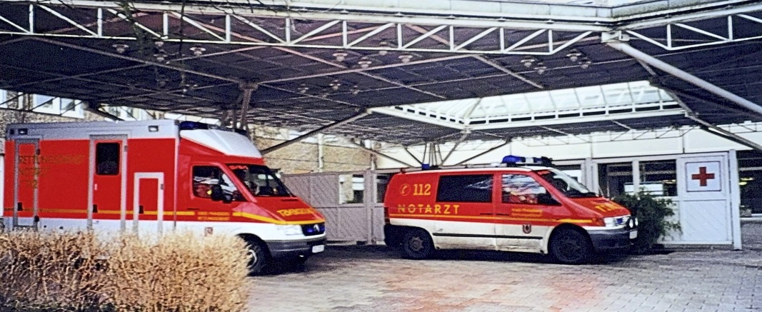 Noch vor wenigen Jahren erfolgte die Rettungswagenanfahrt direkt vor dem Klinikum.