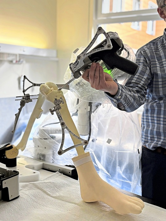 Zu den besonderen Attraktionen zählt die Präsentation eines Knieroboters. Foto: Klinikum Itzehoe