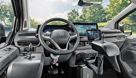 Steuerung über alternative Eingabegeräte: Das Drive-by-Wire-System Space Drive ermöglicht die Fahrzeugsteuerung der VW New Caravelle beispielsweise über einen Joystick.