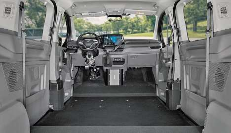 Großzügiger Innenraum durch Bodentieferlegung: Der Paravan Umbau der VW New Caravelle ermöglicht Rollstuhlfahrern komfortables Einfahren und ausreichend Bewegungsfreiheit im Fahrzeug.