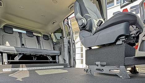 Flexible Innenraumlösung: Trotz tiefergelegtem Fahrzeugboden bleibt in der VW New Caravelle eine vollwertige Sitzbank erhalten - gleichzeitig entsteht Platz für einen Rollstuhl im Innenraum.