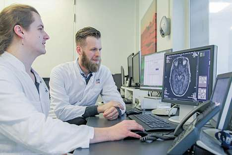 PD Dr. Jannik Prasuhn (re.) und Norman Griebner werten innovative MRT-Sequenzen aus, die biologisch-spezifische Veränderungen im Gehirn von Patientinnen und Patienten mit Parkinson-Krankheit sichtbar machen.