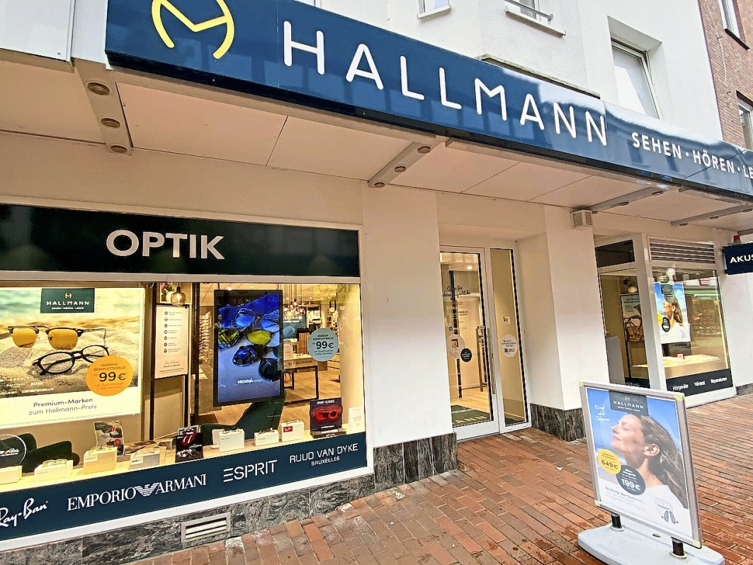 Optik Hallmann stellt ein Glücksrad auf. Foto: Joachim Pohl