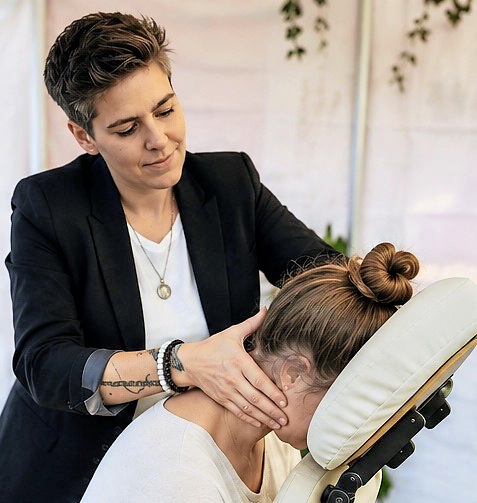 Maike Gosch bietet Kopf- und Nackenmassagen an. Foto: relaxation
