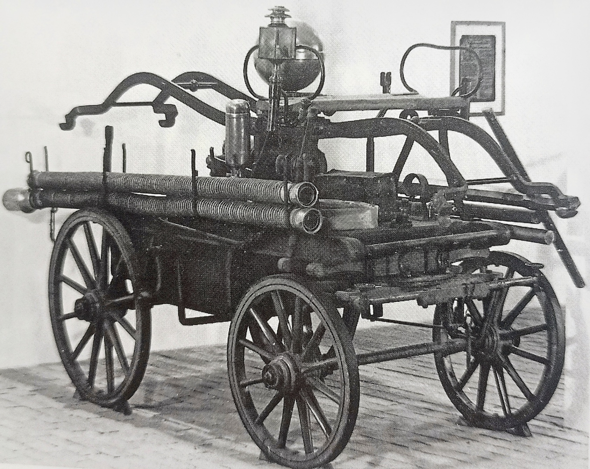 Eine fahrbare Feuerspritze der Freiwilligen Feuerwehr Bilsen, beschafft 1893.