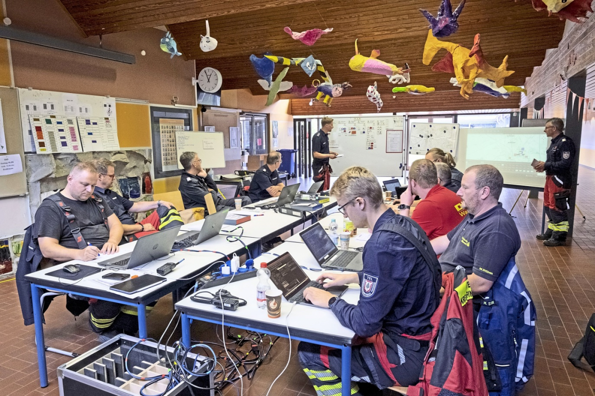 Auch das gehört im Krisenfall zur Aufgabe der Rettungskräfte: Sie müssen eine Zentrale für die Koordinierung des Einsatzes aufbauen. Für die Groẞübung im September wurde dafür die Elsa-Brändström-Schule in Elmshorn ausgewählt.
