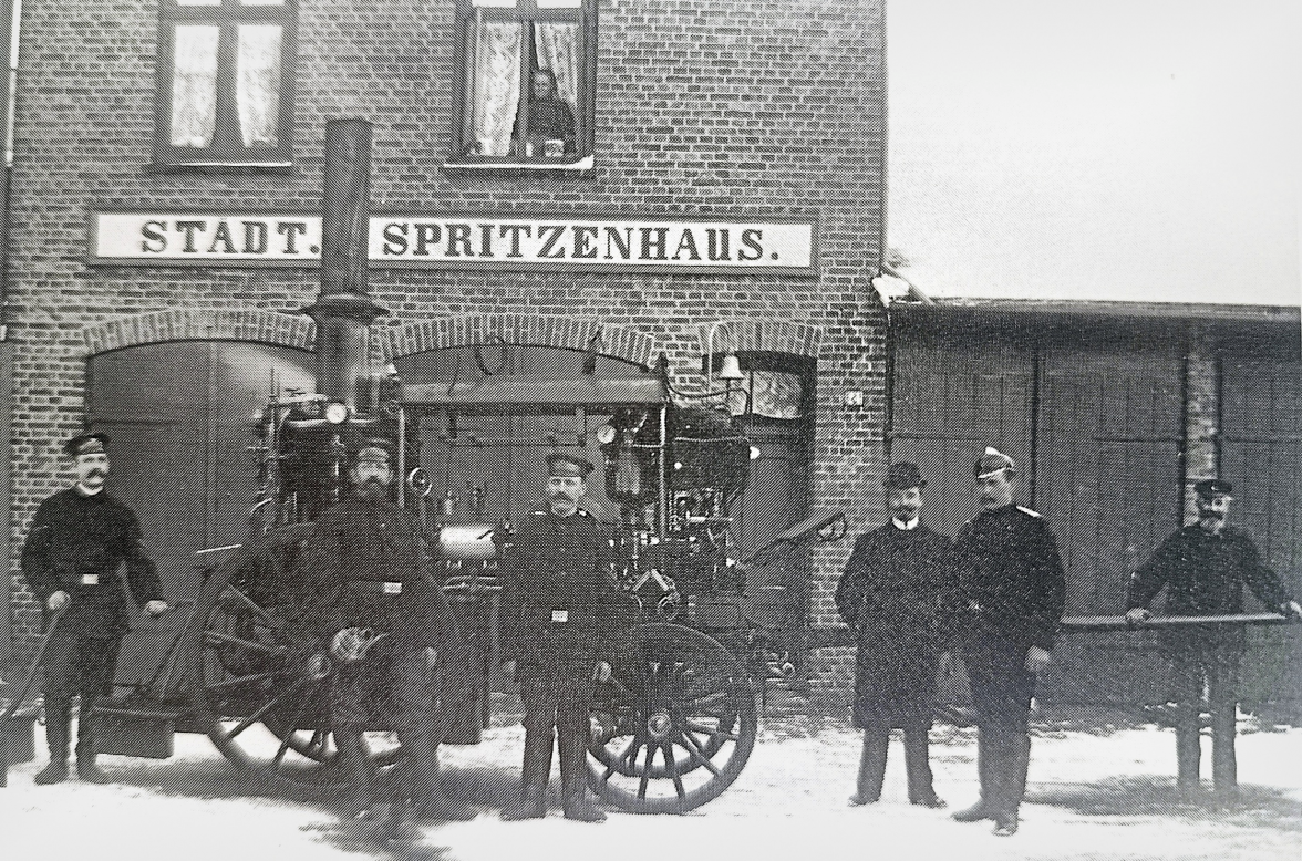 Vor dem Elmshorner Spritzenhaus im November 1895: Technische Abnahme der ersten Dampfkraftspritze. Foto: Archiv Kreisfeuerwehrverband Pinneberg