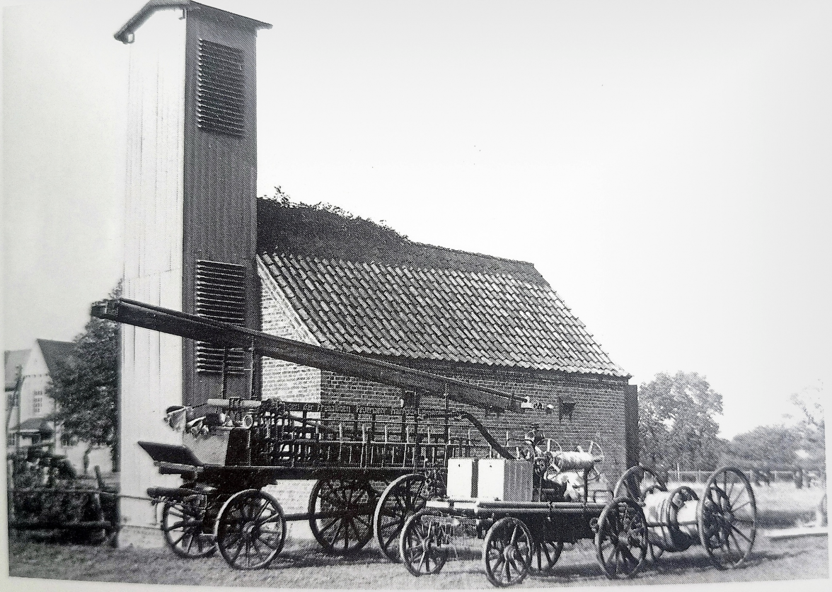 Vor 1883: Die Feuerwehr Pinneberg mit ihrem Schlauchturm am Marktplatz - heute Alter Markt. Foto: Archiv Kreisfeuerwehrverband Pinneberg
