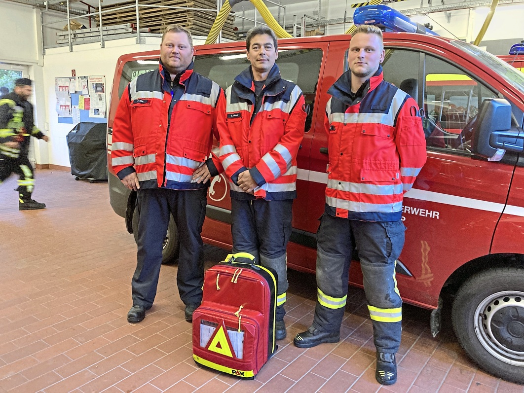 Drei der rund 20 First Responder in Ellerhoop, von links: Wehrführer Benjamin Kühl, Gerhard Wassink und Janosch Oppermann Archivfoto: Nicole Wollschlaeger